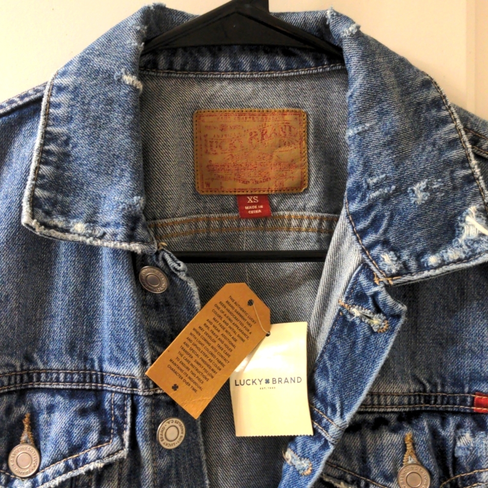 NWT ✨ Lucky Brand XS Distressed Designer Jean Jacket Blue Denim NEW WITH TAGS - Picture 4 of 5